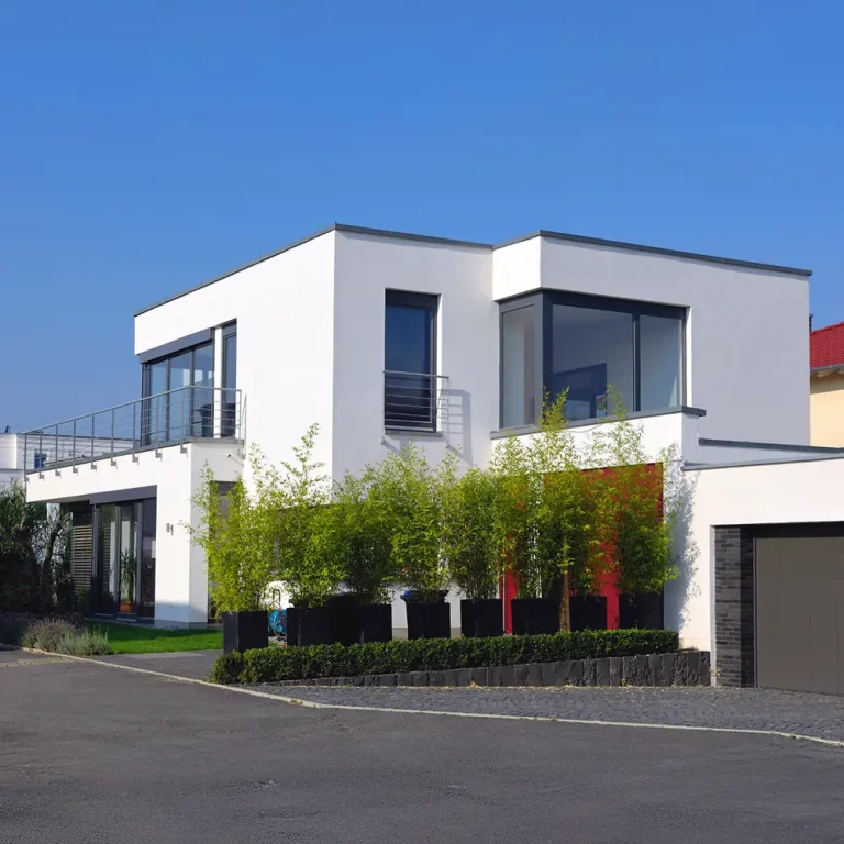 Maison moderne avec jardin verdoyant.